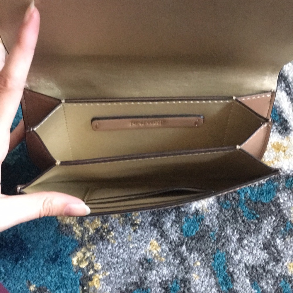 Crossbody - Picture 4 of 5